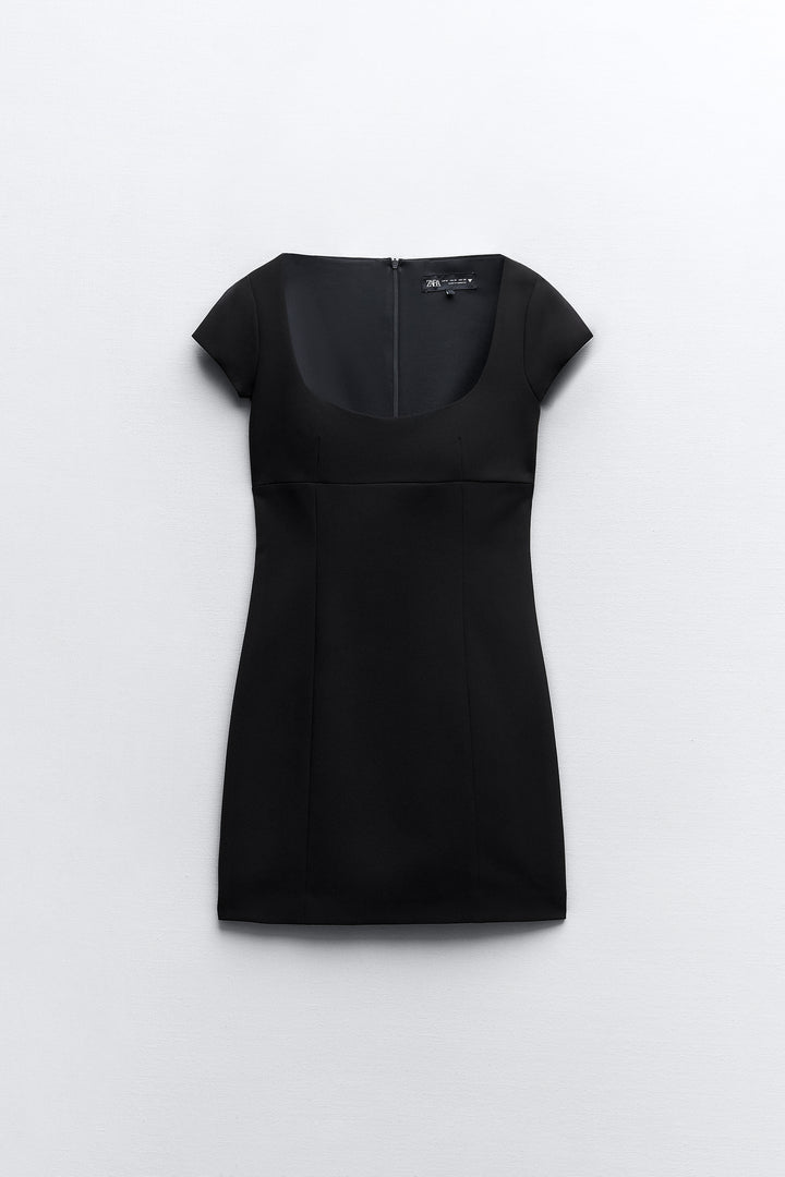 Robe courte manches longues ajustée col rond