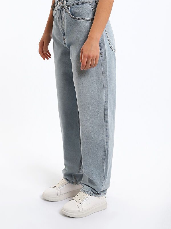 Moudda LC Waikiki - Jean basique en denim couleur Bleu indigo clair rodé pour femmes - Tunisie 4