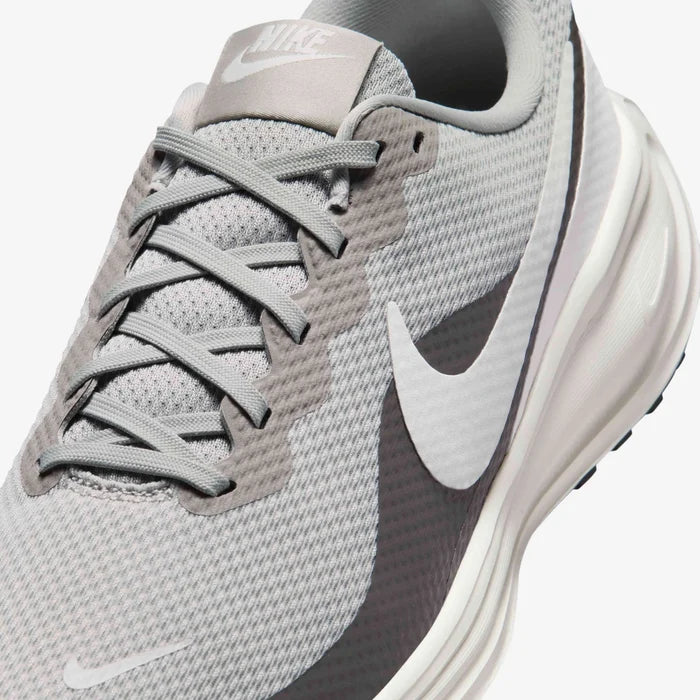 NIKE REVOLUTION 8