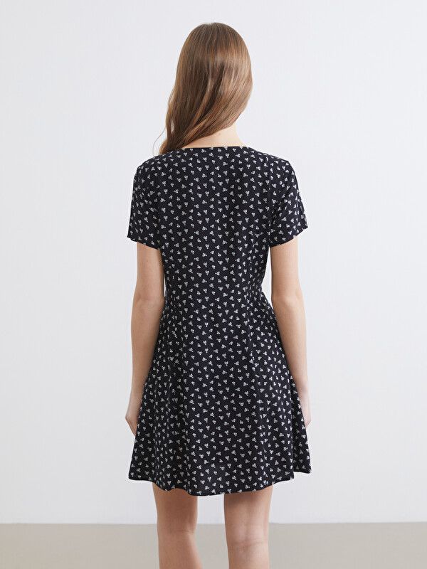 Moudda LC Waikiki - Robe manches courtes en tissu pour Femme couleur Noir imprimé - Tunisie 4