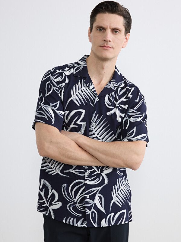Moudda LC Waikiki - Chemise imprimée manches courtes en tissu pour Homme couleur Bleu marine imprimé - Tunisie 1