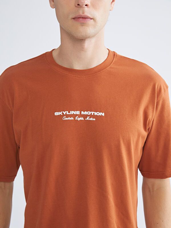 Moudda LC Waikiki - T-shirt imprimé en jersey manches courtes Homme Orange brûlée - Tunisie 3