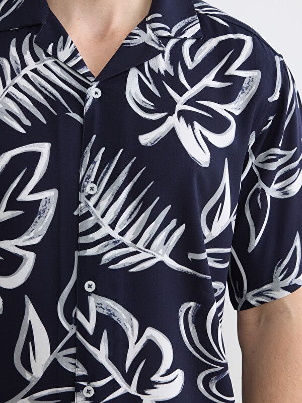 Moudda LC Waikiki - Chemise imprimée manches courtes en tissu pour Homme couleur Bleu marine imprimé - Tunisie 3