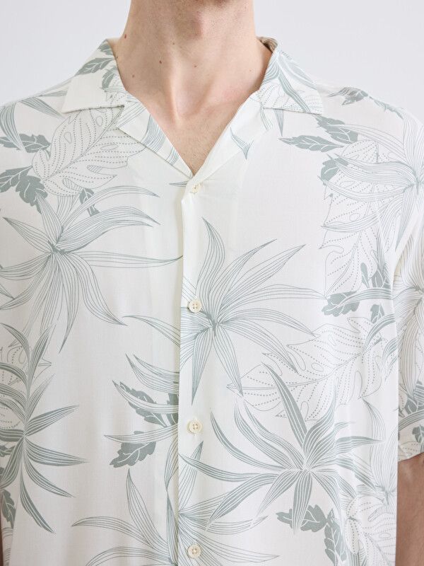 Moudda LC Waikiki - Chemise imprimée manches courtes en tissu pour Homme couleur Vert kaki clair imprimé - Tunisie 3