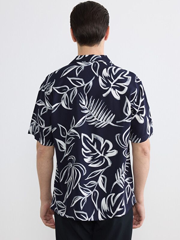 Moudda LC Waikiki - Chemise imprimée manches courtes en tissu pour Homme couleur Bleu marine imprimé - Tunisie 4