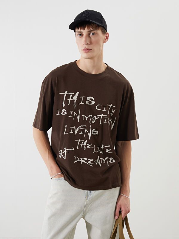 Moudda LC Waikiki - T-shirt imprimé en jersey manches courtes Homme Brun foncé - Tunisie 1