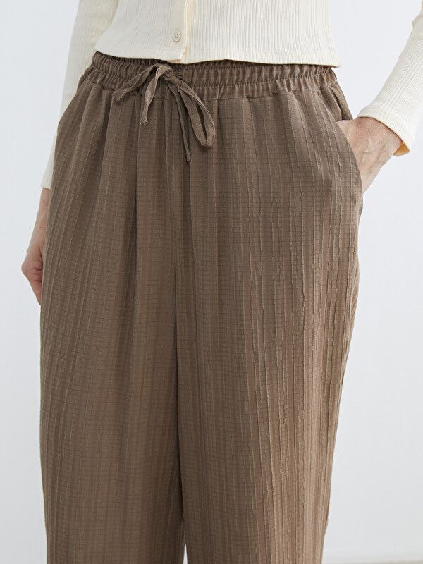 Moudda LC Waikiki - Pantalon léger en tissu pour Femme couleur Marron clair - Tunisie 3