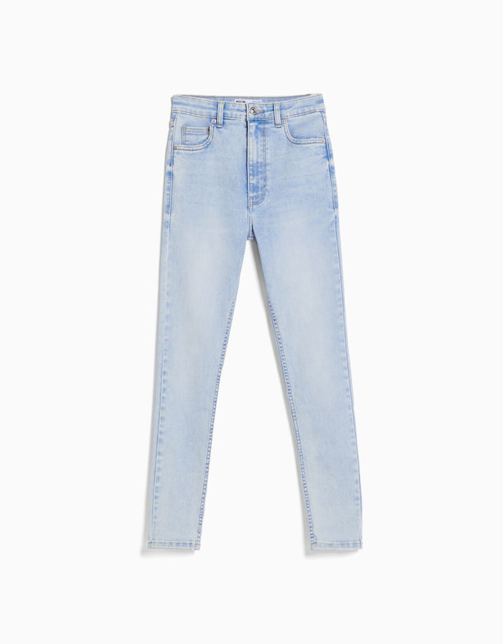 https://static.bershka.net/4/photos2/2023/V/0/1/p/0006/888/461/0006888461_2_4_1.jpg?ts=1676624995220