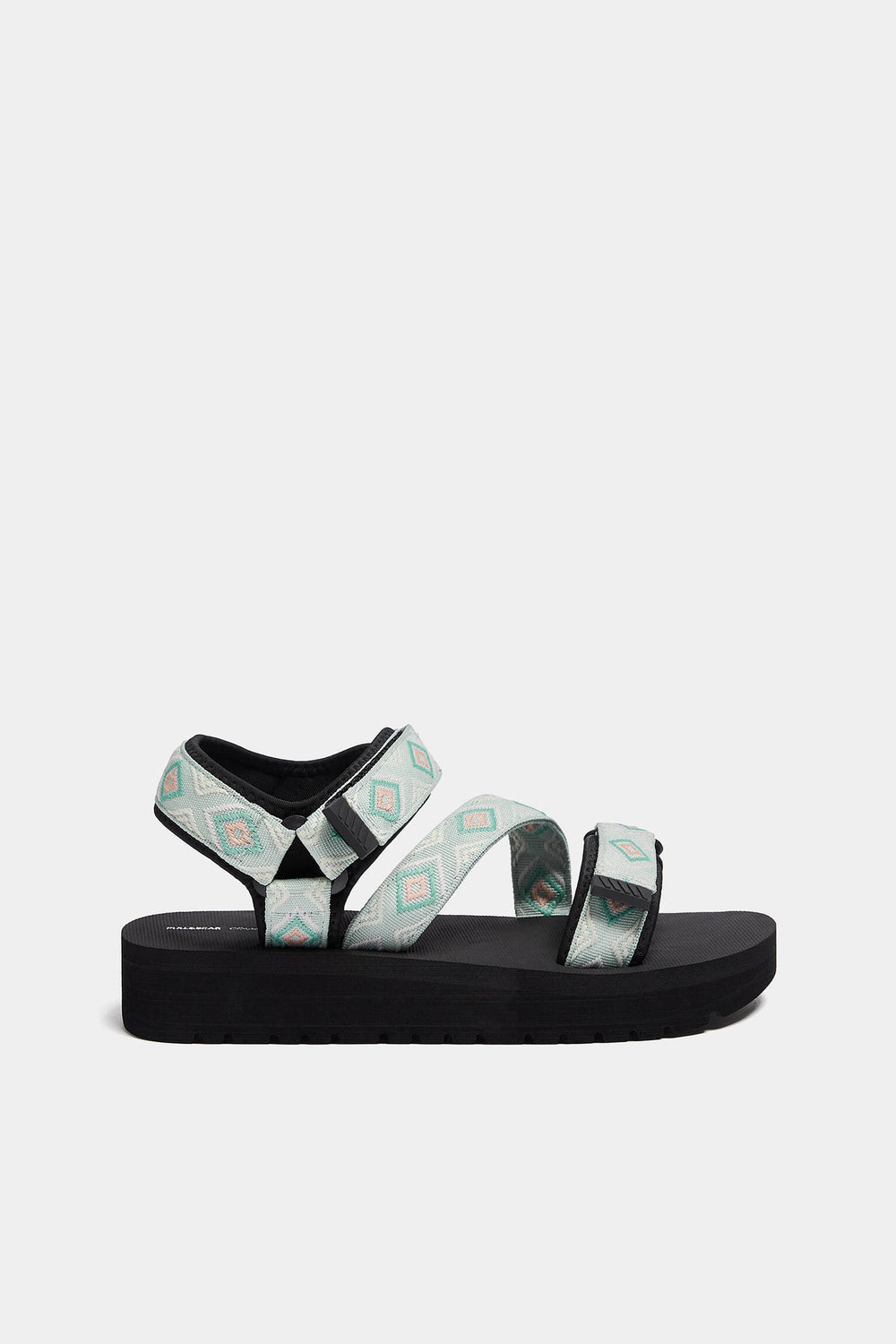 https://static.pullandbear.net/2/photos/2023/V/1/1/p/1718/240/044/1718240044_2_6_1.jpg?ts=1680696197779