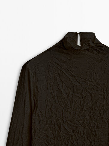 https://static.massimodutti.net/3/photos/2023/I/0/1/p/6864/565/800/6864565800_2_2_3.jpg?ts=1668525314152