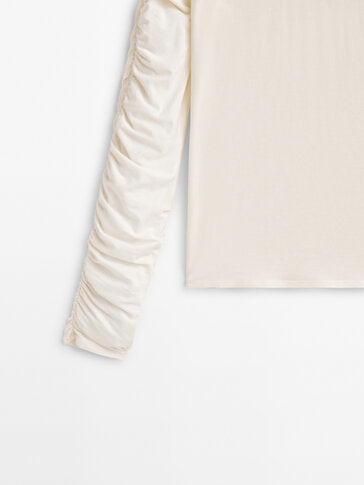 https://static.massimodutti.net/3/photos/2023/I/0/1/p/6896/925/712/6896925712_2_3_3.jpg?ts=1667472015748